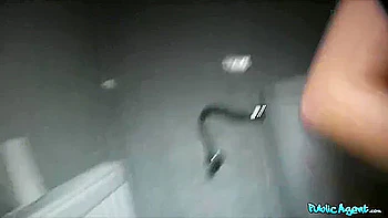 Jeune rousse espagnole baise un inconnu sur son cul rebondi