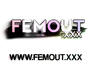 Süße Tgirl masturbiert mit großem Arsch und kleinen Titten