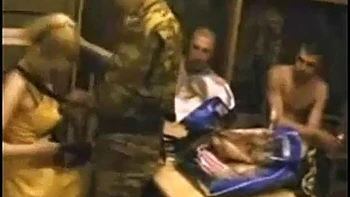 Blonde amatrice suce et se fait baiser en branlette de groupe