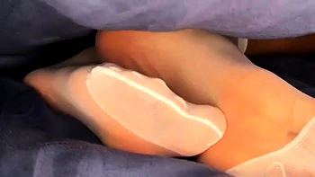 Pink Foxx zieht schwarze Nylons allein im Bett aus