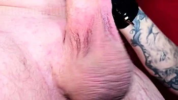 Latex-Milf Ruby Onyx saugt schwarzen Schwanz