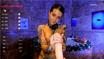 Tätowiertes Babe bläst, fickt sich und pinkelt solo