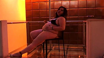 Fette BBW Pole-Dancer strippt und fickt