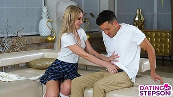 Cougar Micky Muffin se fait baiser fort en mini-jupe