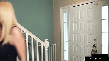 Blonde Milf Charlee Chase saugt und fickt