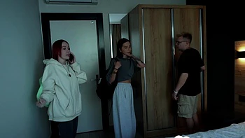 Petite amie rousse russe baisée fort au lit