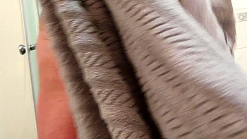 Reife Blondine mit großen Titten nach Dusch-Cumshot