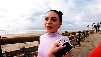 Aria Valencia blitzt harte Nippel und lutscht Schwanz