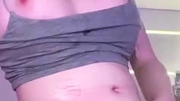 Babymaddyxo Shemale masturbiert und spritzt nah