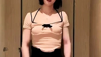 Elia Blaine mostra a buceta e se masturba em público