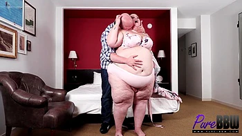 BBW milf exibe peitos grandes e bunda balançando