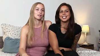 Süße 18-jährige Brünette Lesben ficken mit Dildo und Fingern