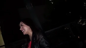 Asiática com peitões e bunda grande, titfuck com lubrificante e beijos quentes