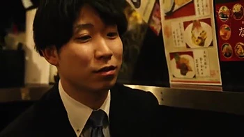 Él mira cómo la follan siendo cornudo