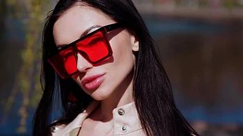 Anal hardcore da Sasha Rose com plug vibrador rosa