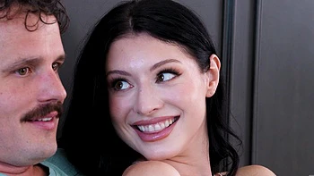 Verheiratetes Paar fickt hart in Stringtangas mit BDSM-Style