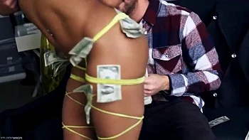 Petite bombe strip tease, suce et chevauche en levrette