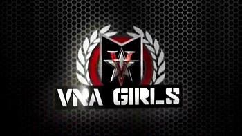 Maggie Green masturbert ihre riesigen Titten draußen