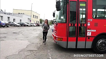 Sexo al aire libre con chica rasurada de Pissing Street