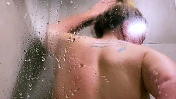 Milf con tetas grandes se masturba con dildo