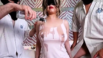 Блондинка MILF громко стонет и кончает жестко