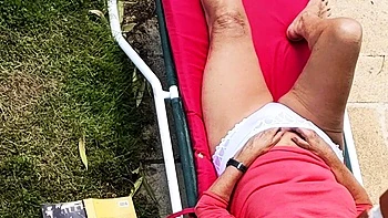 Nacktes Solo-Selbstficken draußen in der Sonne