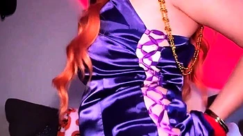 Grosse bombe dominatrice se branle en solo