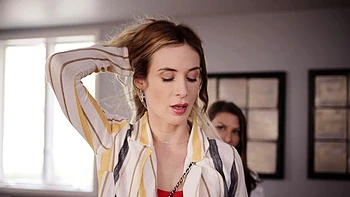 Lesbe mit großen Titten fickt blonde Freundin mit Strap-On