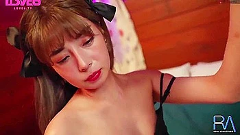 Chica asiática cachonda chupa duro y traga semen