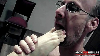 Jeune blonde mince baisée durement dans porno fitness