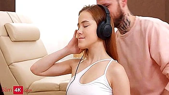 Jeune rousse souple suce, se fait baiser et creampie