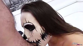 Latina mit großen Titten hart im Arsch beim Cosplay gefickt