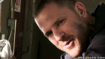 Abbey Brooks fickt Missionarsstellung in der Garage