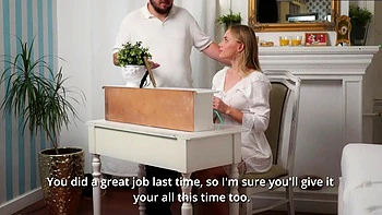 Jeune blonde innocente suce une grosse bite et se fait baiser