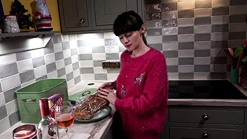 Европейская брюнетка красотка соло софткор на Рождество