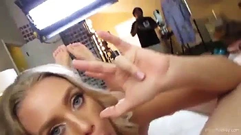 Blondes Babe bläst tief hinter den Kulissen