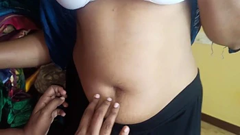 Chicas universitarias indias lesbianas follan con hermanastra