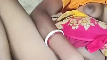 Asiatische Hausfrau fickt ihre Fotze mit großer Flasche