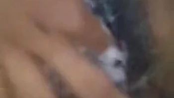 Indienne poilue se masturbe sous la douche