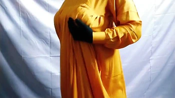 Indische Hijabi Nadiya fickt sich alleine