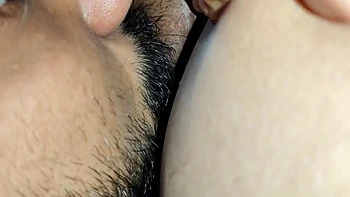 Novio Mallu lame la pussy de la chica Malayali en casa