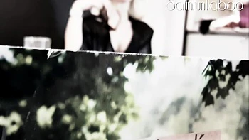 Mãe loira da melhor amiga com robe de cetim e biquíni