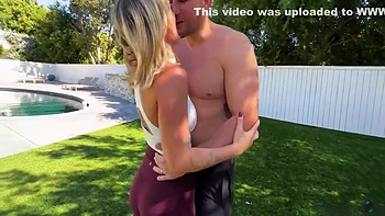 Милфа Энди Авальон ебёт соседский большой член