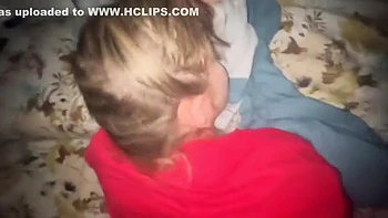 Freche dunkelhaarige Teen schüttelt fette Fotze POV