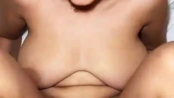 El calor oscuro de Roxie Sinner hipnotiza con tetas y culo grandes