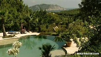 Katja Kassin und Lara Stevens ficken draußen im Paradies