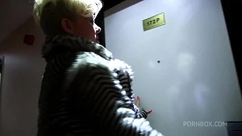 Blonde Milf-Latex-Schlampe wird roh gefickt