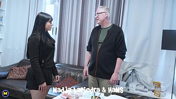 Kleine Nadja Lapiedra bläst Opa Hans