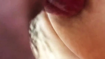 Asiatische Milf lutscht Schwanz im Fetisch-Blowjob