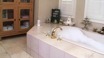 Isabel Ice fickt gleich von mehreren Schwänzen